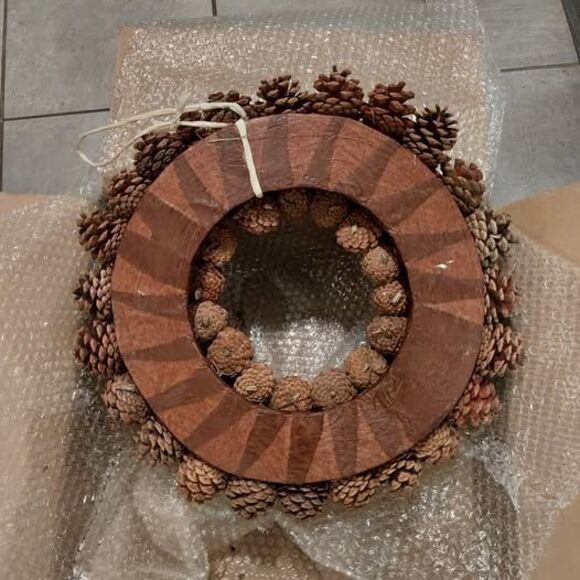 Handcrafted pinecones winter christmas door decoration wreath - Picture 5 of 10